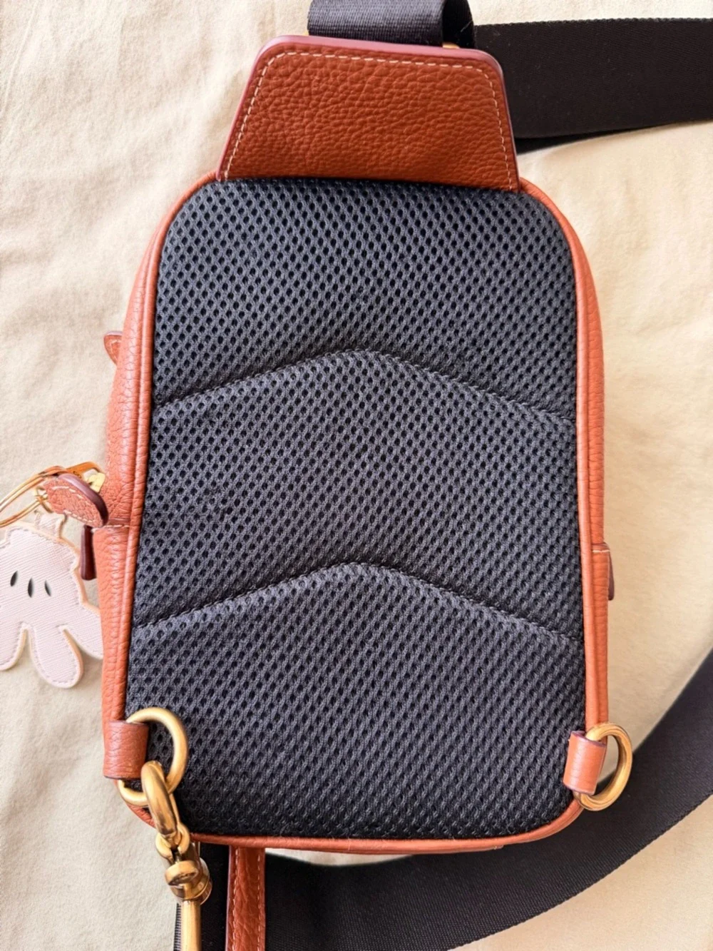 Disney Coach Track Pack 14 Signature Jacquard Mickey Mouse Sling Pebble Leather - Picture 4 of 11